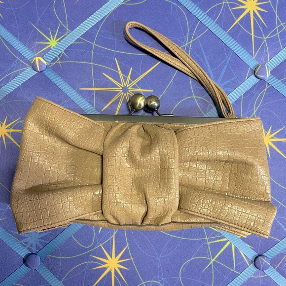 EUC- Jessica Simpson bow wristlet - Picture 2 of 5
